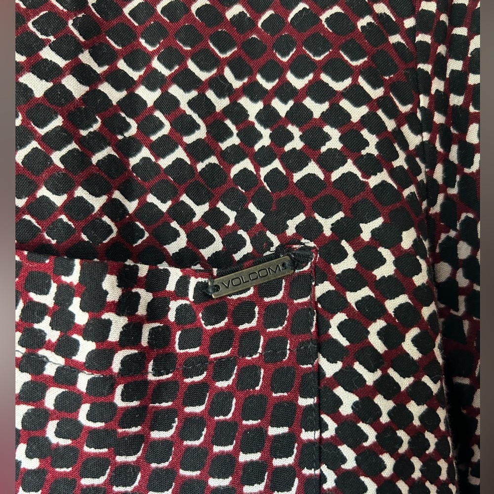 Women’s Volcom button up - Picture 3 of 4